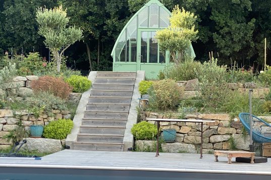 SARL Maudet Nantes Évacuation des anciennes fenêtres Fenêtres Fenêtres sur-mesure Fenêtrier Installateur de pergola et store Installateur de portails et portes de garage Menuisier Portails Portes Pose Pose de fenêtres Storiste Vérandas Volets