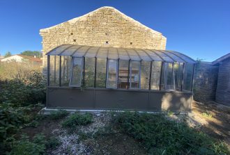 SARL Maudet Évacuation des anciennes fenêtres Fenêtres Fenêtres sur-mesure Fenêtrier Installateur de pergola et store Installateur de portails et portes de garage Menuisier Portails Portes Pose Pose de fenêtres Storiste Vérandas Volets