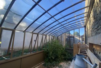 SARL Maudet Évacuation des anciennes fenêtres Fenêtres Fenêtres sur-mesure Fenêtrier Installateur de pergola et store Installateur de portails et portes de garage Menuisier Portails Portes Pose Pose de fenêtres Storiste Vérandas Volets