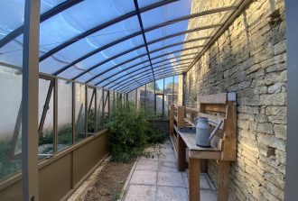 SARL Maudet Évacuation des anciennes fenêtres Fenêtres Fenêtres sur-mesure Fenêtrier Installateur de pergola et store Installateur de portails et portes de garage Menuisier Portails Portes Pose Pose de fenêtres Storiste Vérandas Volets