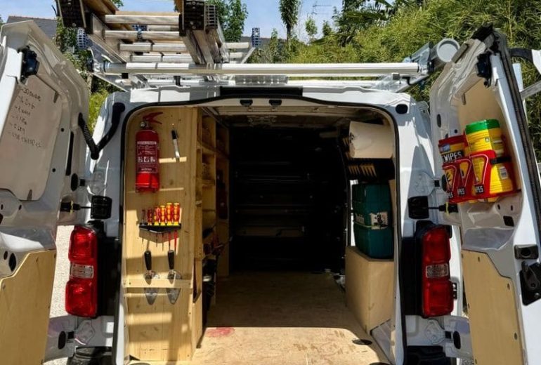 Ce camion en dit beaucoup sur la façon de travailler de nos techniciens professionnels couverture Couvreur Étancheur Poseur de gouttière Zingueur