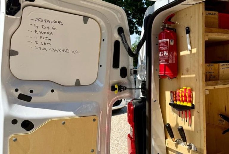 Ce camion en dit beaucoup sur la façon de travailler de nos techniciens professionnels couverture Couvreur Étancheur Poseur de gouttière Zingueur