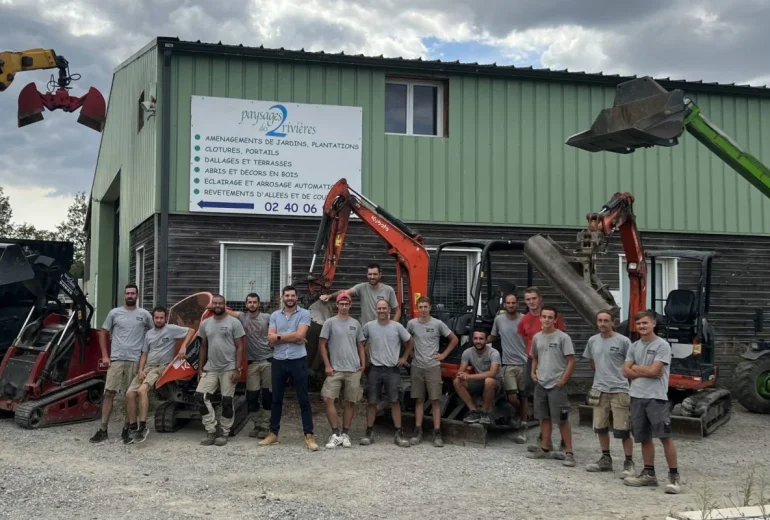 Découvrez l’entreprise Paysages des 2 Rivières, paysagiste à Nantes 🌿 Installateur de pergola et store Installateur de portails et portes de garage Jardinier Paysagiste Piscinier Pisciniste