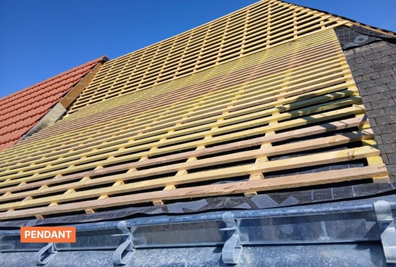Rénover une toiture ancienne avec deux matériaux différents : un chantier qui demande de la polyvalence ! Couvreur Étancheur Poseur de gouttière Zingueur