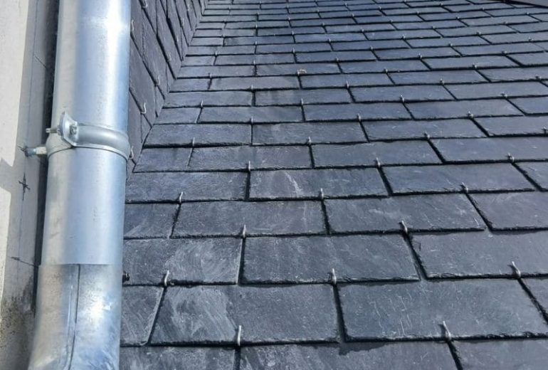 Rénover une toiture ancienne avec deux matériaux différents : un chantier qui demande de la polyvalence ! Couvreur Étancheur Poseur de gouttière Zingueur