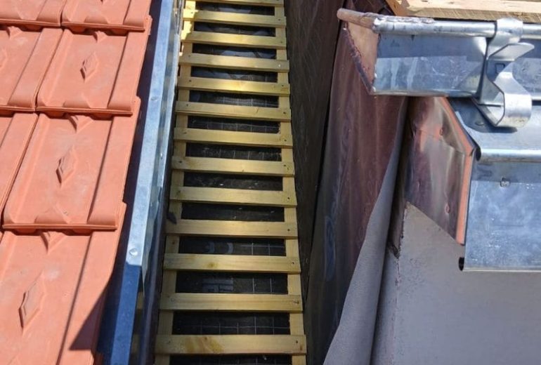 Rénover une toiture ancienne avec deux matériaux différents : un chantier qui demande de la polyvalence ! Couvreur Étancheur Poseur de gouttière Zingueur