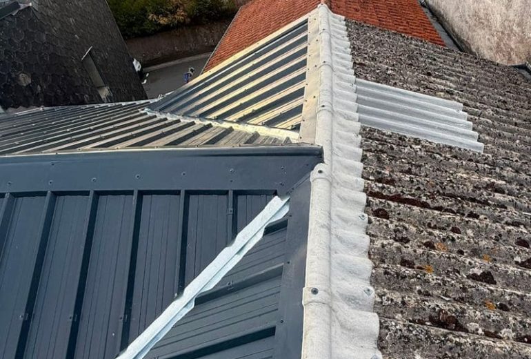 Le bac acier comme alternative aux ardoises pour rénover une toiture Couvreur Étancheur Poseur de gouttière Zingueur